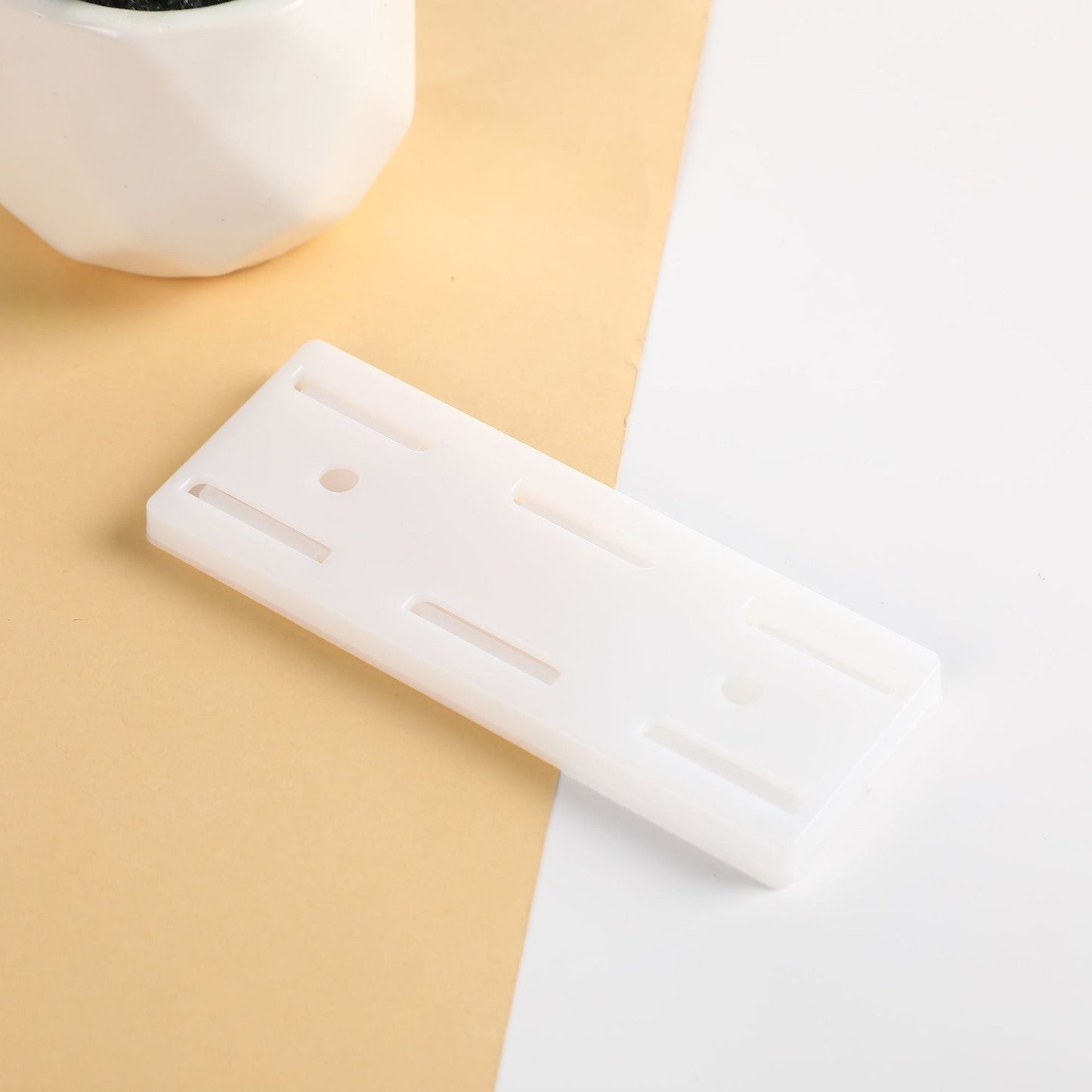 Självhäftande stansfri sockelhållare