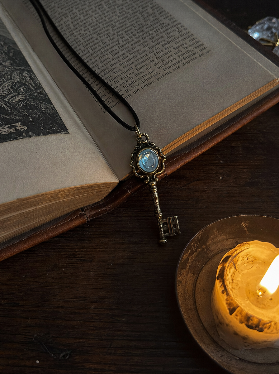 🗝️ Heart Guardian Witch Key Necklace – Set with Moonstone🌙