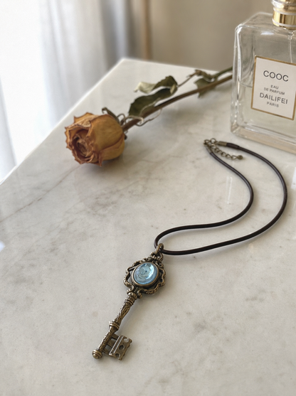 🗝️ Heart Guardian Witch Key Necklace – Set with Moonstone🌙