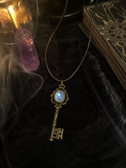 🗝️ Heart Guardian Witch Key Necklace – Set with Moonstone🌙