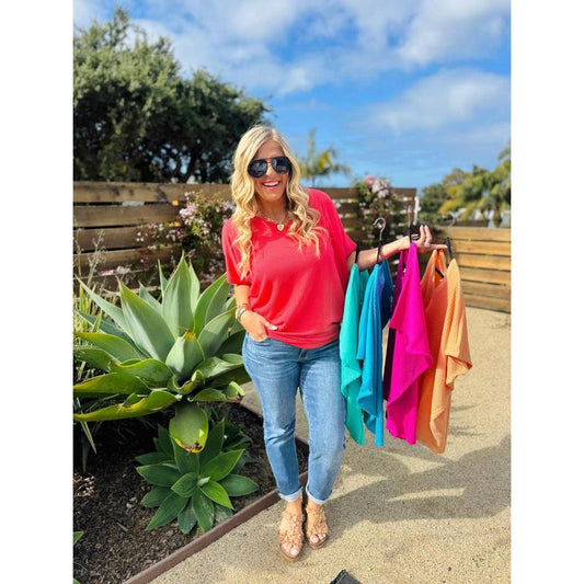 Löst sittande V-ringad t-shirt för kvinnor med flerfärgad passform