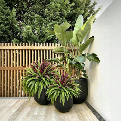 🌿 UV-resistant artificial ferns & red dragon trees – Full, lush, and colorfast!