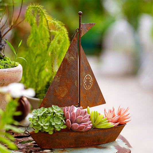 ⛵🌱 Rustic Sailboat Metal Planter – Handcrafted, weather-resistant & perfect for succulents, herbs or flowers – charming garden or shelf decor 🏡