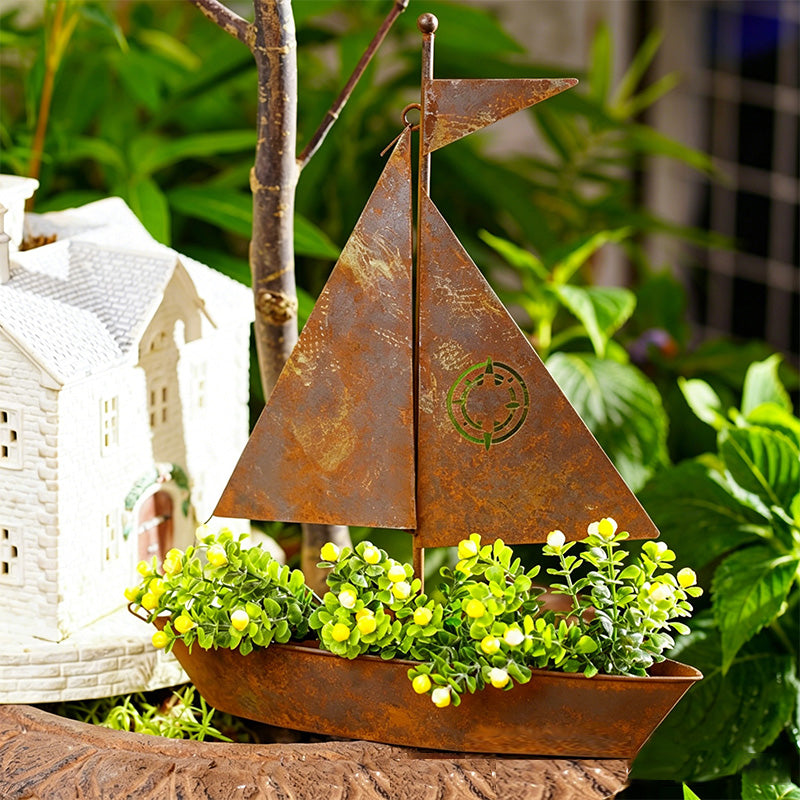 ⛵🌱 Rustic Sailboat Metal Planter – Handcrafted, weather-resistant & perfect for succulents, herbs or flowers – charming garden or shelf decor 🏡