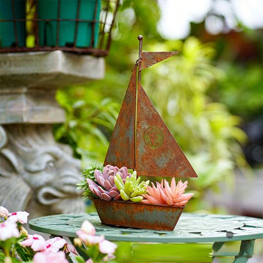 ⛵🌱 Rustic Sailboat Metal Planter – Handcrafted, weather-resistant & perfect for succulents, herbs or flowers – charming garden or shelf decor 🏡