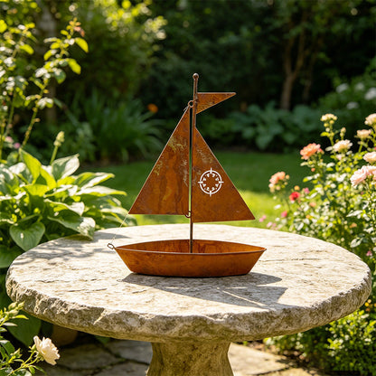 ⛵🌱 Rustic Sailboat Metal Planter – Handcrafted, weather-resistant & perfect for succulents, herbs or flowers – charming garden or shelf decor 🏡