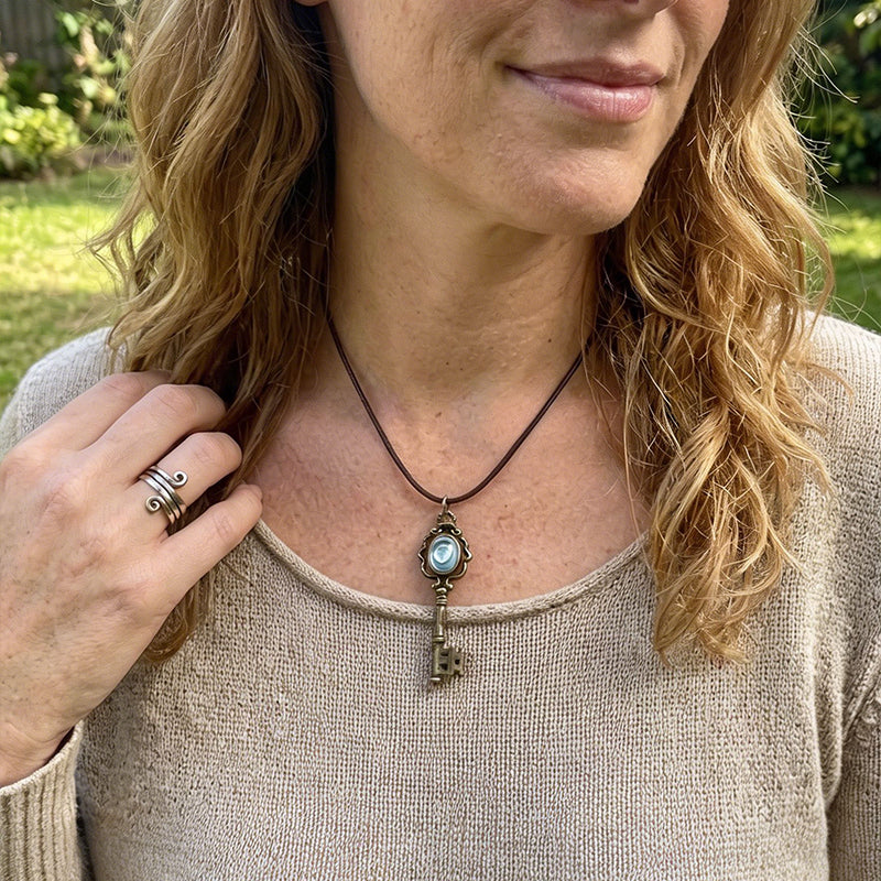 🗝️ Heart Guardian Witch Key Necklace – Set with Moonstone🌙