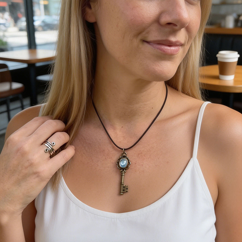 🗝️ Heart Guardian Witch Key Necklace – Set with Moonstone🌙